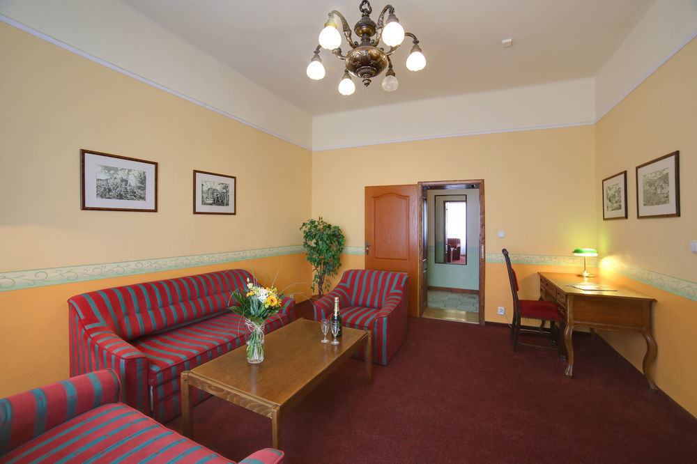 Hotel Kavalir 카를로비바리 외부 사진
